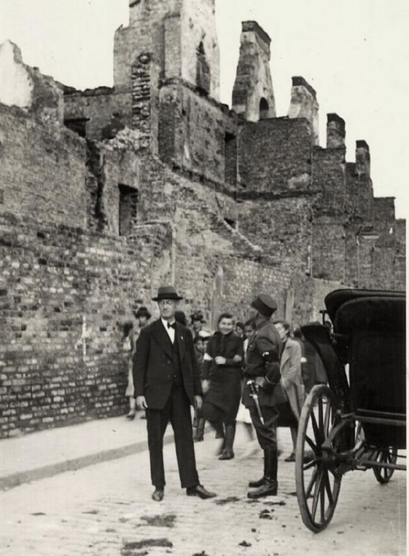SA man with Jews in the Warsaw Ghetto